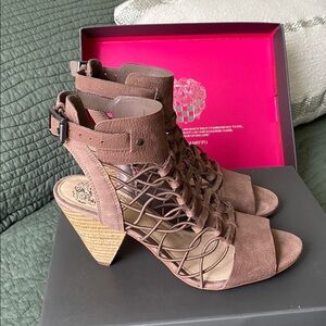 “Vince Camuto” Smoke Taupe Leather Sandals (8)